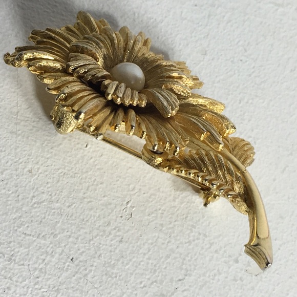 Vintage Gold Tone Faux Pearl Brooch/Pin - Picture 3 of 8